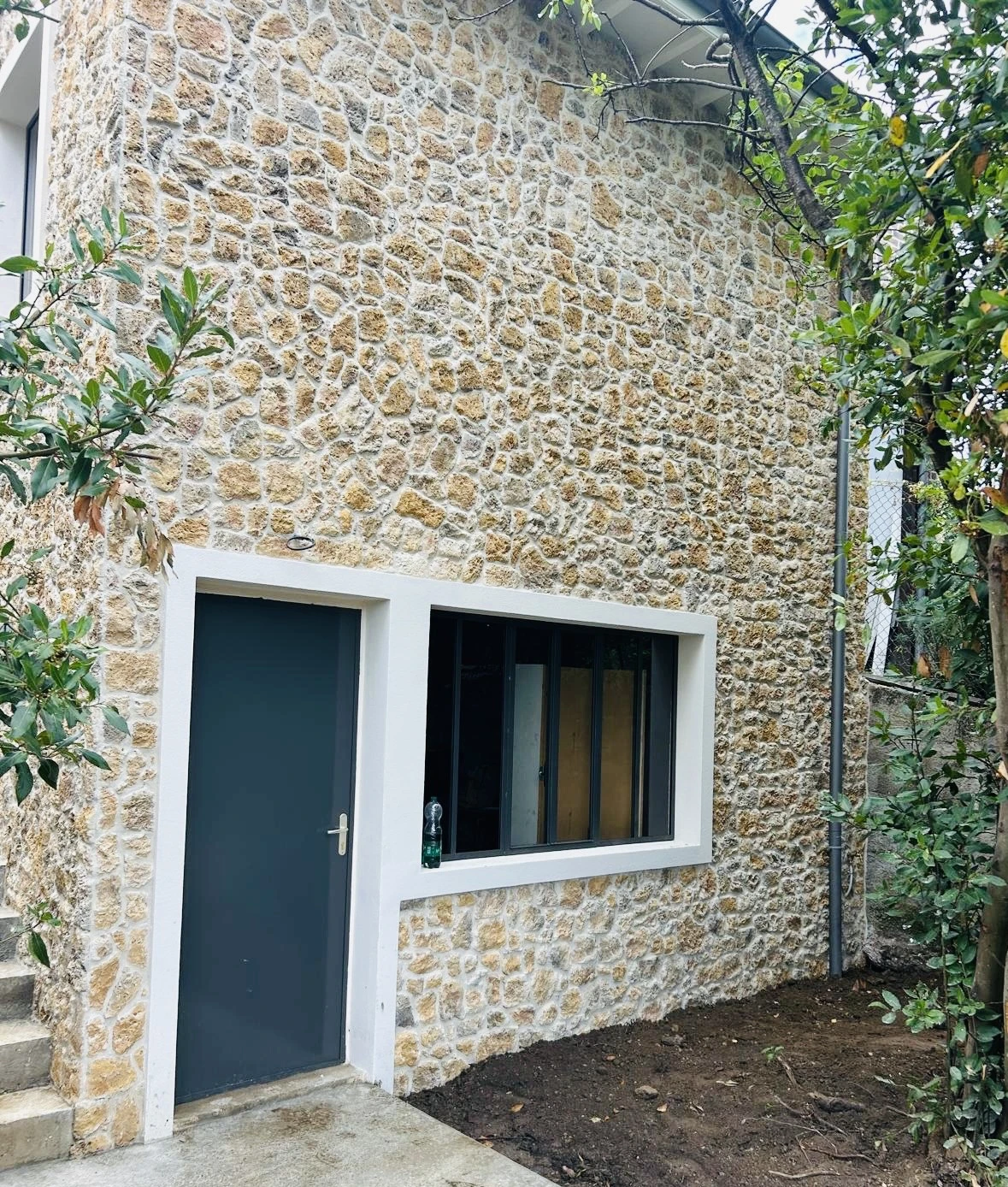 Pierres naturelles en parement sur mur à Colombes